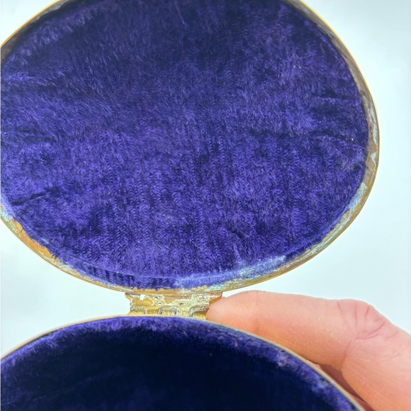 Vintage 1920-1940 Brass Shell-Shaped Clutch - Picture 8 of 11